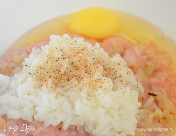 В фарш добавляем лук, рис, яйцо, солим, перчим и перемешиваем. Можно добавить свежую зелень или любимые травки по вкусу. 