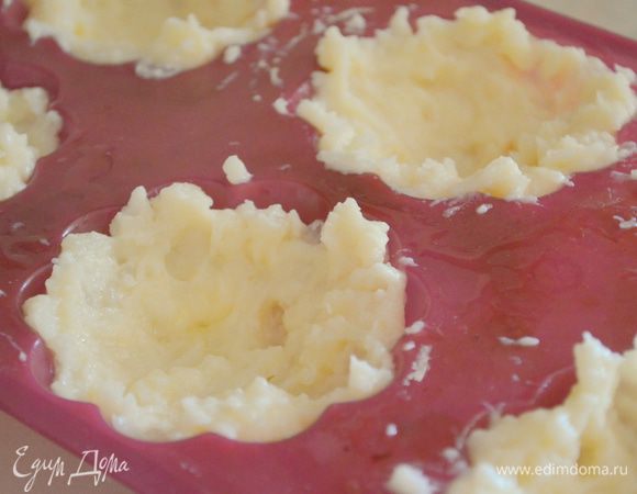 Картофельное пюре распределяем по формочкам для кексов. У меня силиконовые, я их смазала растительным маслом. 