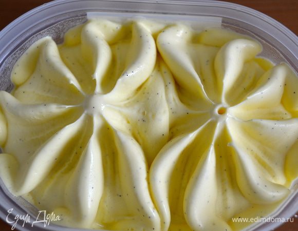 Ванильное мороженое заранее достать из морозилки. 