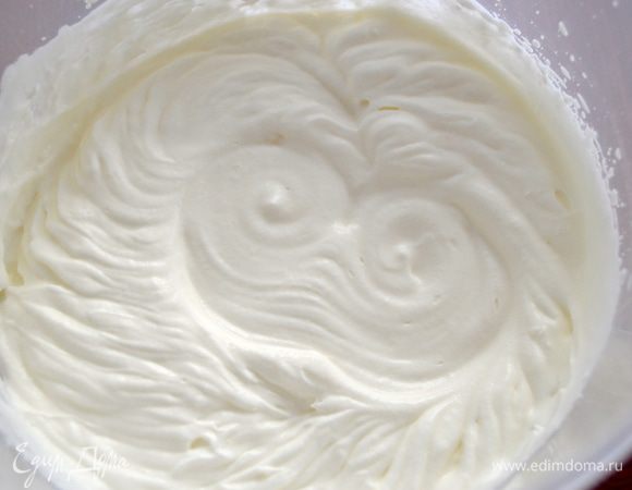 Взбить сивки, добавив столовую ложку сахарной пудры. 
