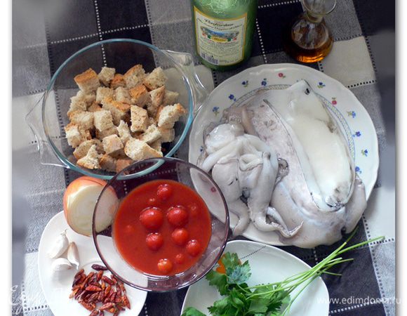 Каракатица изначально была черная))
Можно и  купить уже очищенную  и порезанную на кусочки.  