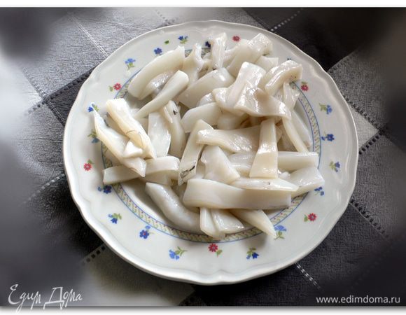 После чистки режем примерно на небольшие куски. 
(блюдо на фото - стандартного размера для первого) 