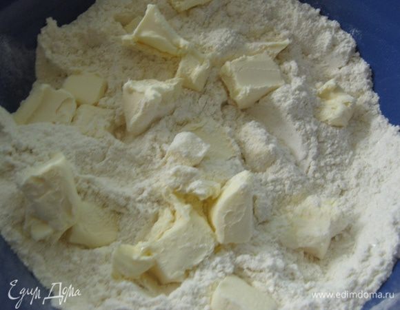 Делаем тесто: достаем мучную смесь из морозилки и масло из холодильника, добавляем масло в смесь и растираем руками в крошку, но не усердствуя, чтобы остались небольшие кусочки.