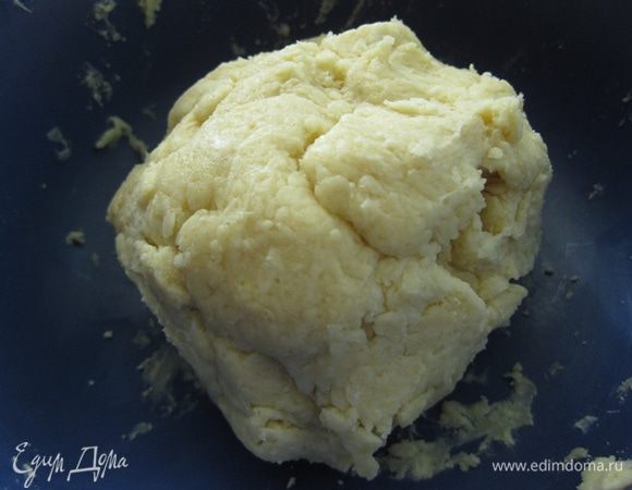 Собираем наше тесто в шар, заматываем пленкой и кладем в холодильник на пол часа - час.