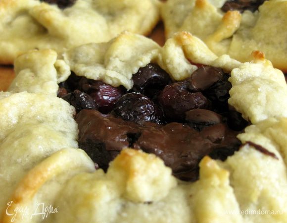 Разогреваем духовку до 200 градусов и выпекаем 20-25 минут,галеты должны подрумяниться сверху, можете последние 5 минут включить гриль, они будут ещё красивее!!! Приятного аппетита!!!