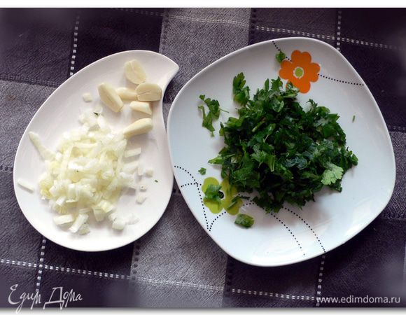 Режем лук и петрушку. 