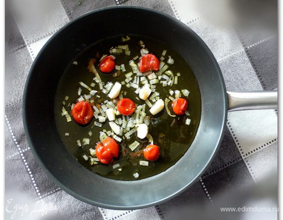 Слегка обжариваем лук, зубки чеснока и помидорки Черри.  
