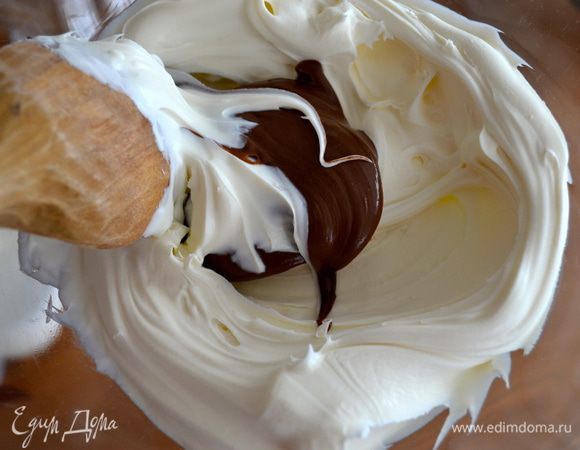 Сливочный сыр смешать с шоколадной пастой. 