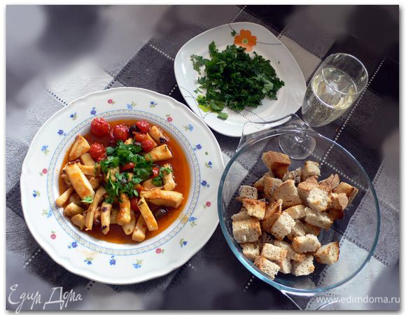 Должна предупредить, что во время тушения каракатица издает , мягко говоря, не самый приятный аромат)))), не пугайтесь, она в порядке,  в готовом блюде запах  не ощущается.  
Петрушку подаем отдельно. 