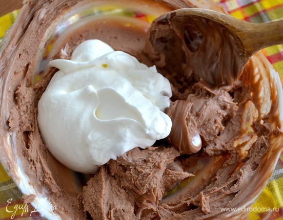 К получившемуся шоколадному крему добавить взбитые сливки. Осторожно все перемешать.