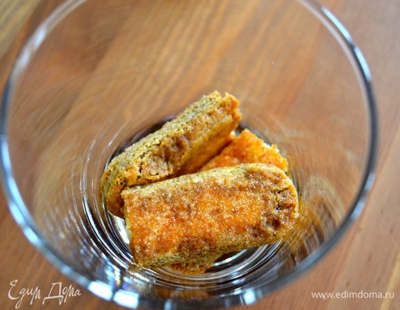 Печенье обмакнуть в кофе и выложить им дно стакана, поломав пополам. На порцию рекомендуется использовать 2 печенья.  