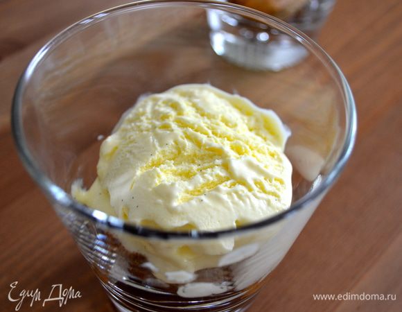 Сверху положить слой ванильного мороженого. На него слой шоколадно-сливочного крема, затем повторить еще слой мороженого и завершить слоем крема. Присыпать десерт шоколадной крошкой.  