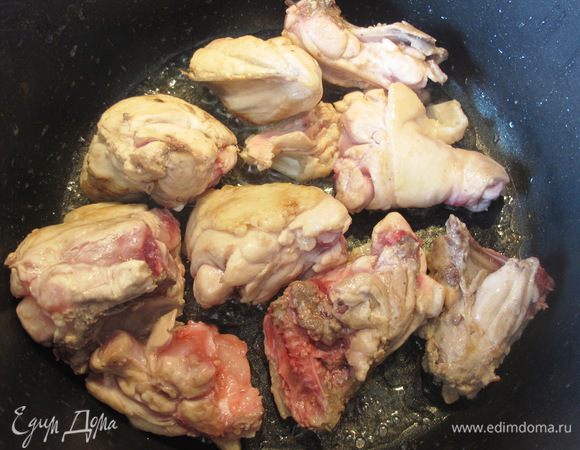 Обжарьте на растительном масле на сильном огне в глубокой кастрюле, в которой потом будем делать плов, до образования румяной корочки.