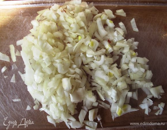 Лук и чеснок мелко нарежьте.