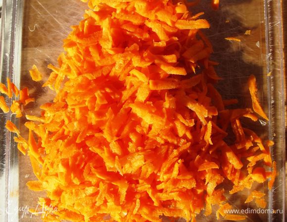 Морковь натрите на крупной терке.