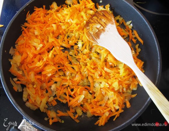Обжарьте на отдельной сковороде лук и чеснок на растительном масле до прозрачности, добавьте морковь, тушите 5 минут.