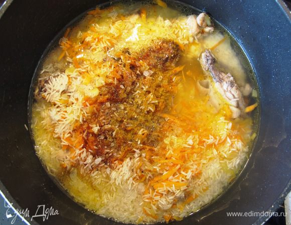 Залейте кипятком, добавьте специи, соль, перец, лавровый лист, курагу и изюм (по желанию). Накройте крышкой, поставьте вариться на 25–30 минут до готовности. При необходимости добавьте воды.