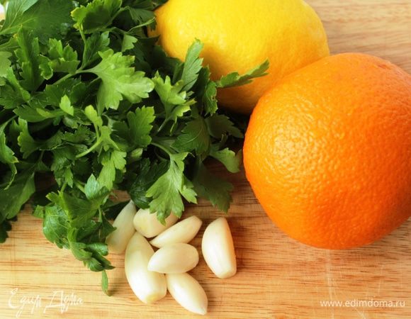 Апельсин и лимон хорошо помыть... чеснок почистить... петрушку  помыть и обсушить.