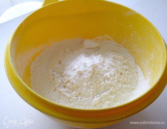 В большой миске смешайте муку, разрыхлитель, сахарную пудру. 