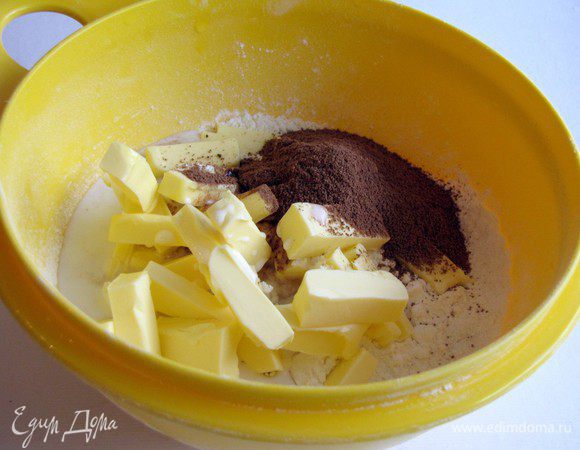 Затем добавьте сливочное масло, какао, молоко.