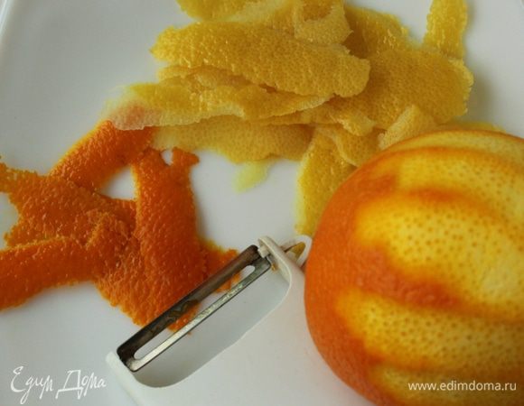 Срезать цедру с лимона и апельсина.