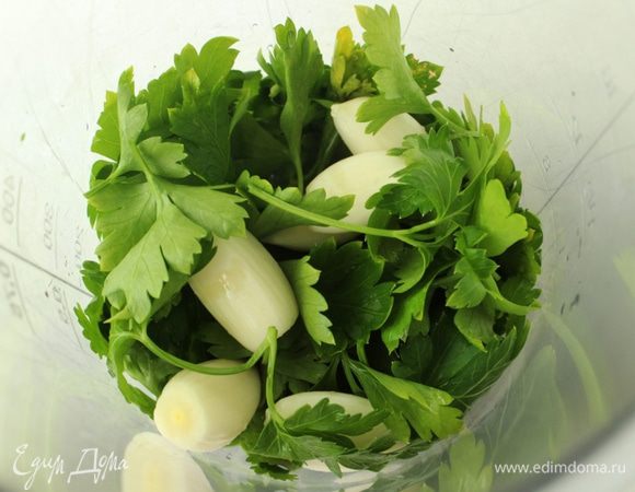 Петрушку и чеснок положить в чашу блендера...