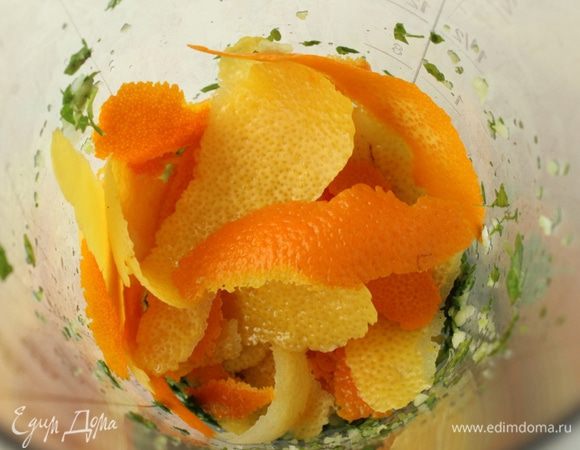 Добавить цедру, мускатный орех, соль и перец и измельчить все вместе...