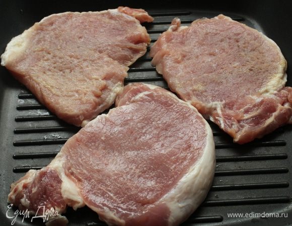 Котлеты слегка отбить с двух сторон. Смазать их оставшимся оливковым маслом и положить на ХОЛОДНЫЙ гриль. Это важно!!! Температура будет подниматься постепенно, мясо прожарится более равномерно.
