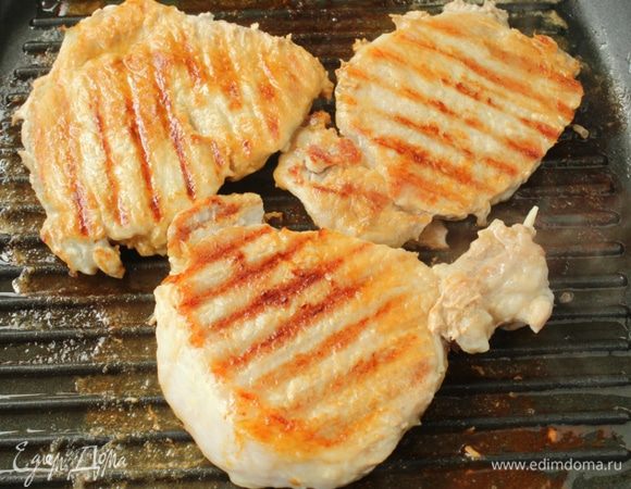 Обжарить котлеты по 5-7 минут с каждой стороны. За 3 минуты до окончания жарки котлеты посолить и поперчить.