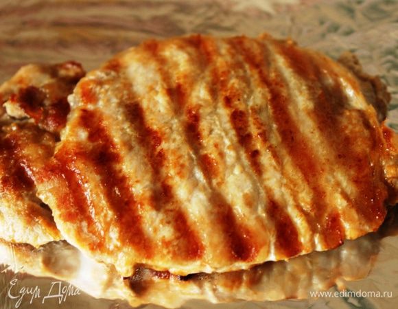 Положить котлеты на лист фольги...