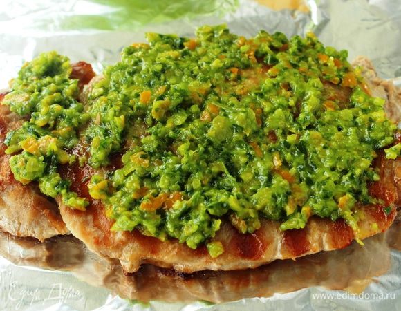 Выложить на котлеты гремолату. Завернуть в фольгу на 10 минут. 