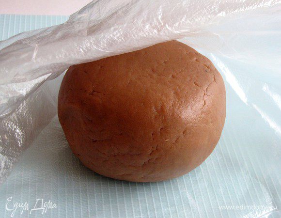 Замесите тесто, если необходимо можно добавить еще немного молока. Скатайте тесто в шар и уберите в морозилку на 1 час.