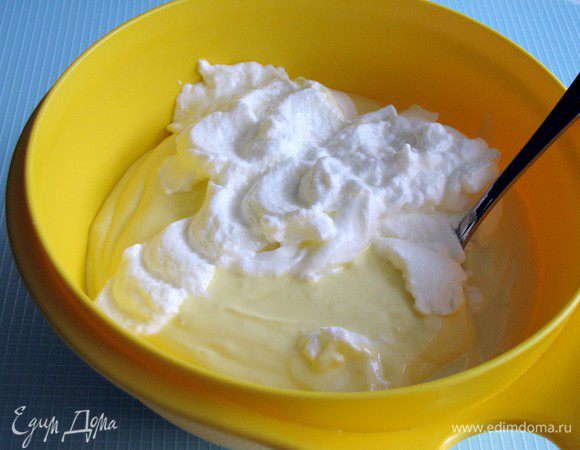 В отдельной емкости взбейте белки до образования устойчивой пены. Смешайте белки с основной массой.