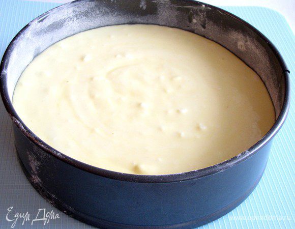 Затем равномерно распределите сырную начинку.