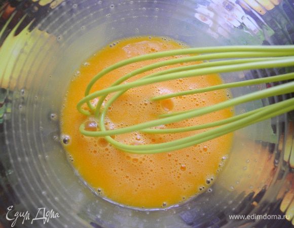 В отдельной миске взбиваем желтки.