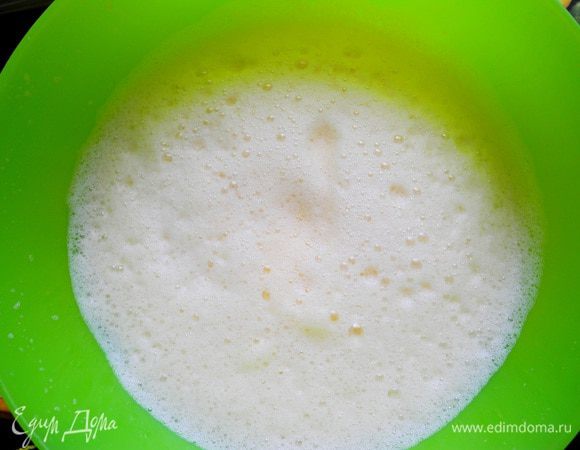  Молоко нагреваем вместе с сахаром и солью до горячего состояния, но не кипятим. Медленно вливаем молоко в желтки, постоянно взбивая, затем вливаем смесь обратно в кастрюлю. 
