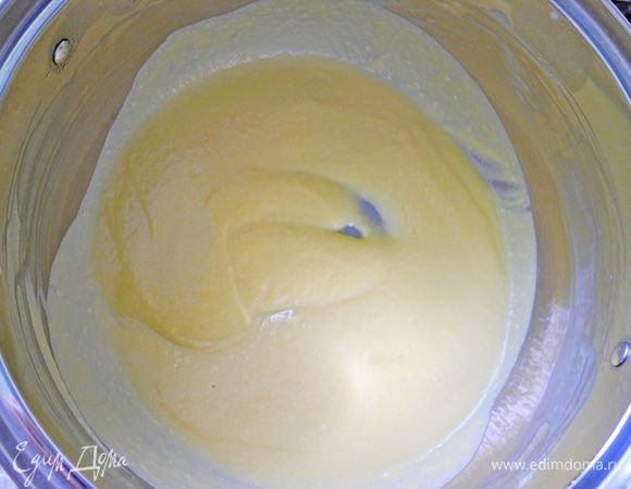 На среднем огне, постоянно помешивая силиконовой лопаткой, варим смесь,пока она не загустеет и не будет обволакивать лопатку.  Это самый «сложный» момент в приготовлении мороженого. Нужно будет набраться терпения, и постоянно помешивая, дождаться результата. Хотя, он не заставит себя долго ждать)))  Минут 10, от силы 15 и смесь готова.
У меня смесь получилась достаточно густой, но это не страшно. 