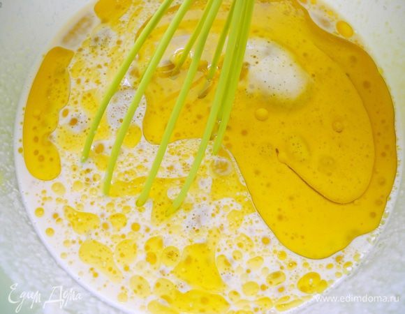 После этого вливаем оливковое масло тонкой струйкой, интенсивно взбивая до однородности.