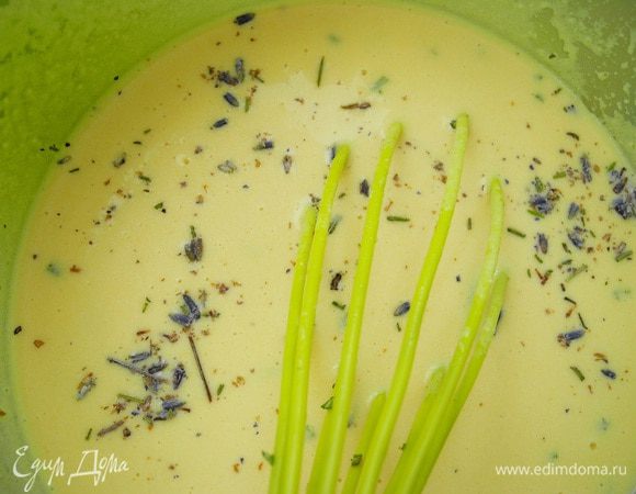 Добавляем розмарин и лаванду. Оставляем настаиваться и охлаждаться в течение нескольких часов . Зимой – на балконе, а летом рекомендуют на льду, но я так не изощрялась. Достаточно охладить при комнатной температуре.