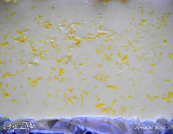 Добавляем цедру, слегка размешиваем и убираем в  морозилку.  Через каждые полчаса достаем из морозилки и перемешиваем. Делала так раза 3-4. 
А счастливые обладатели мороженицы готовят с её помощью))