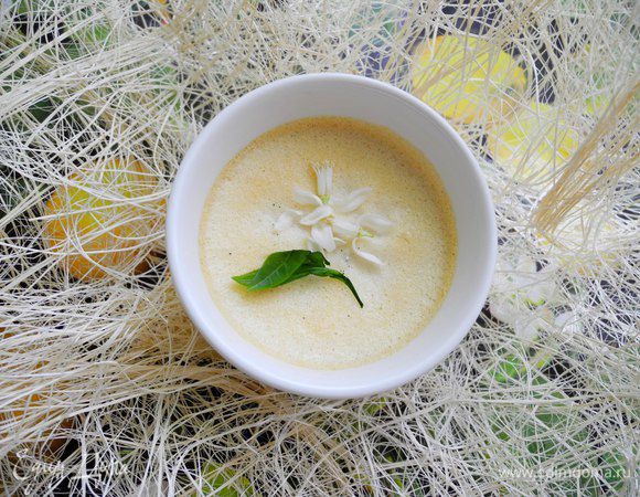 Очень удобно делать с панна коттой на белках http://www.edimdoma.ru/retsepty/54500-nezhnaya-panna-kotta-po-starinnomu-italyanskomu-retseptu-na-belkah, желтки идут в мороженое, белки в панна котту.