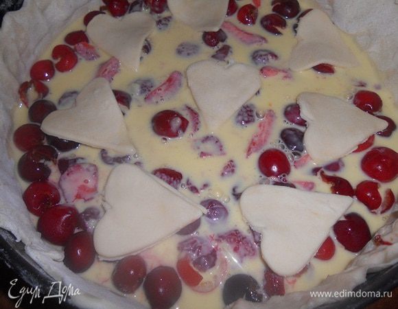 Горячим сливочным кремом залить ягоды, остатки теста вымесить, раскатать и вырезать сердечки или еще что - нибудь и положить хаотично сверху на крем. Ставим выпекать при температуре около 200-210 градусов, печь до золотистого цвета теста. Тем временем сварить лимонную карамель - смешать сахар и воду, выжать сок с лимона, перемешать и проварить до небольшого загустения.