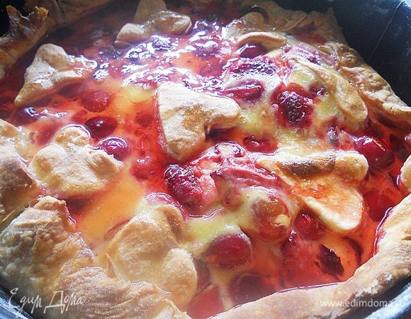 Когда сердечки из теста будут золотистого цвета, достать пирог и залить карамелью, поставить назад в духовку на 4-5 минут. Достать из духовки и остудить хорошо, сверху можно натереть лимонной цедры.