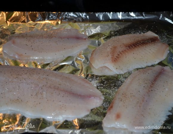 Разогреем духовку до 190 гр.
Выложим на противень фольгу, тилапию посолим,  поперчим и выложим на фольгу.
