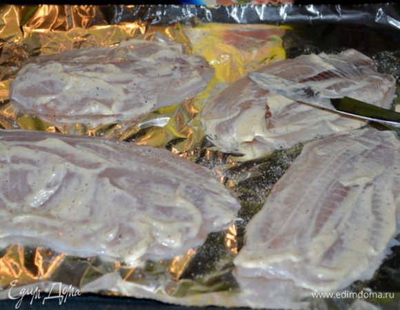 Майонез распределим на 4 филе, размажем ножом.