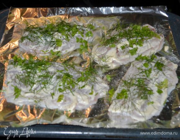 Сверху посыпаем порезанной зеленью свежей или сушеной. И поставим в духовку на 15 мин.