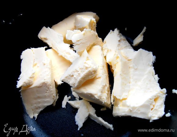 Для теста масло или маргарин поставить на небольшой огонь...