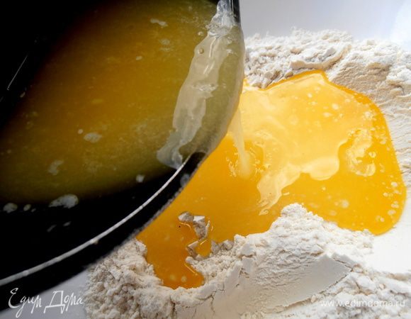 Вливаем к ней тёплую масляную массу...