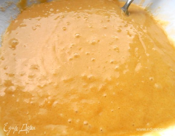 Тесто получается,как густая сметана...Даём ему немного постоять,подышать! Разрыхлитель сразу дал о себе знать в виде пузырьков...