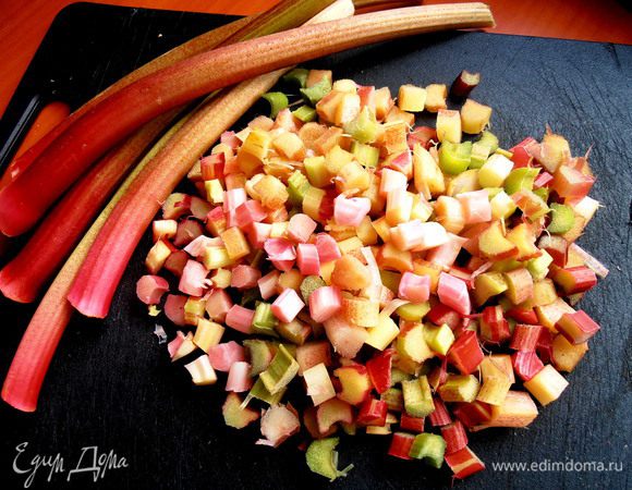 Переходим к начинке...Молодые стебельки ревеня промываем,просушиваем и режем на кубики...